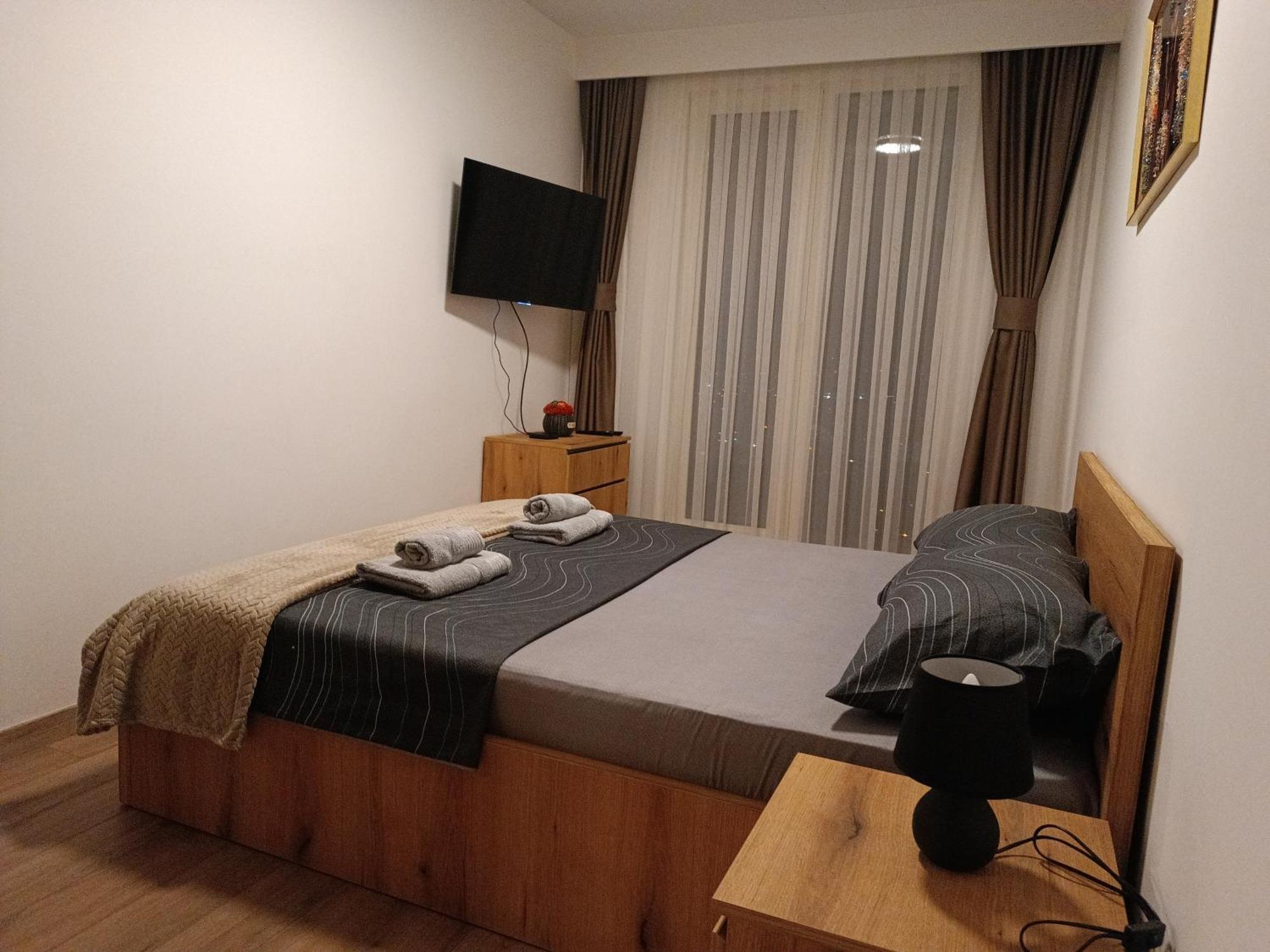 18Th & 16H Floor Secure Luxury Condos With Pool & Fitness Included In Price Skopje Esterno foto